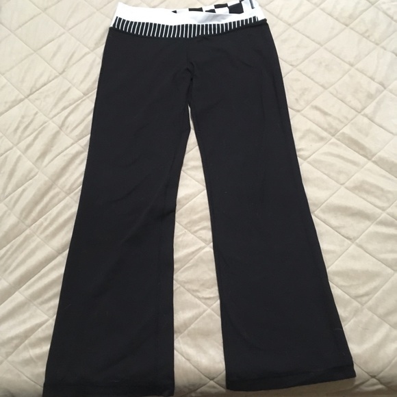 Lululemon Groove Pant with Black and White Patterned Waistband - Picture 2 of 5